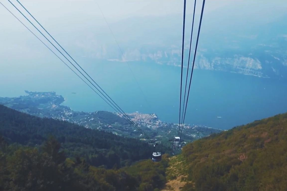 Blick von einer Gondel zum Monte Baldo am Gardasee Italien