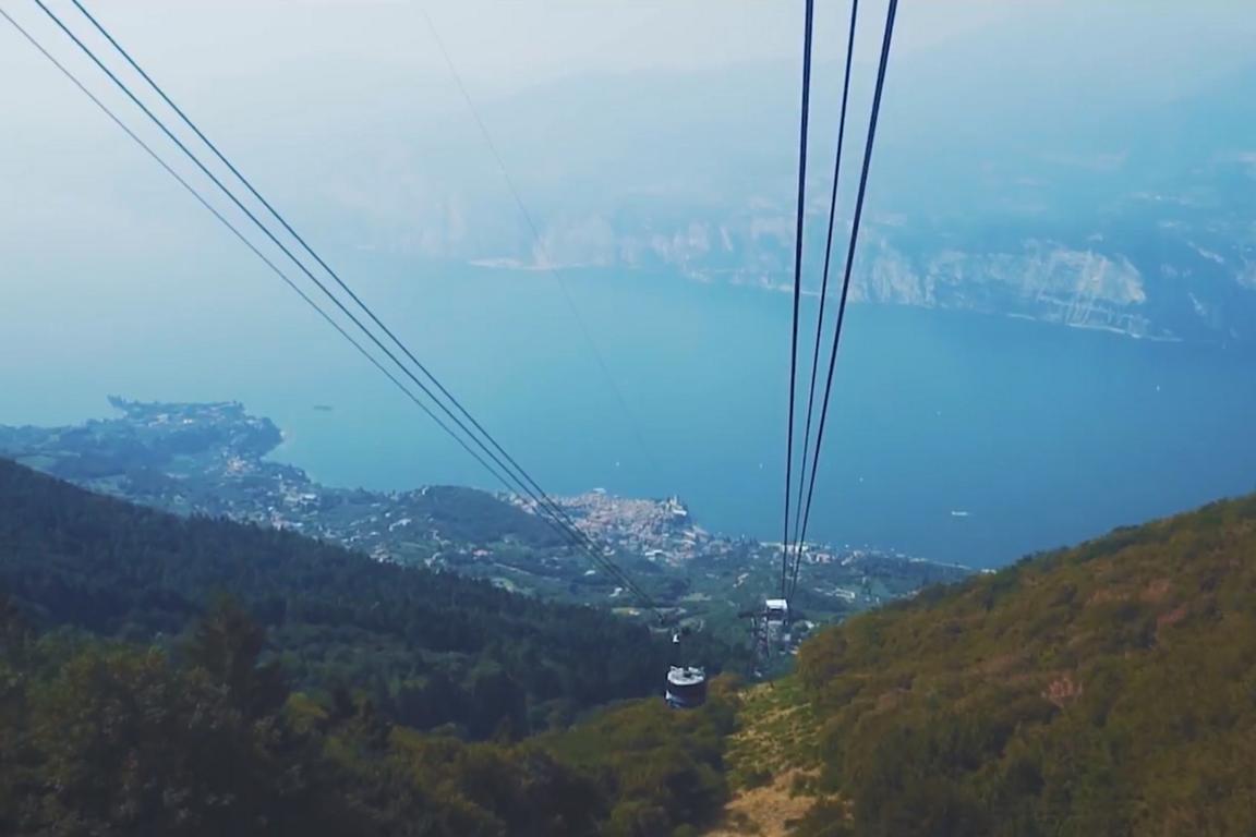 Blick von einer Gondel zum Monte Baldo am Gardasee Italien