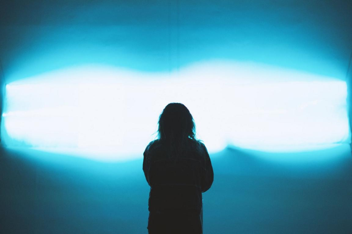 Silhouette einer Besucherin vor dem Ausstellungsobjekt 